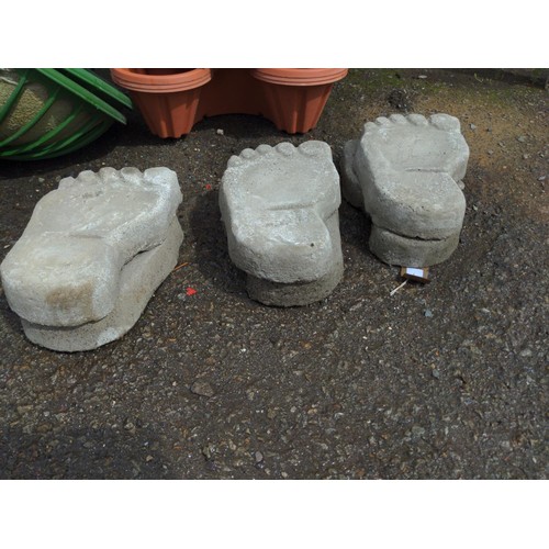 122 - 6 x concrete foot stepping stones 26cm x 16cm