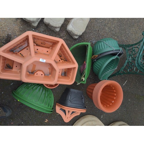 129 - Large collection of plastic planters 