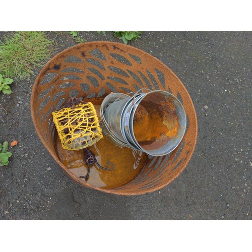 133 - Fire basket with 6 x galvanised pots and wire snail planter