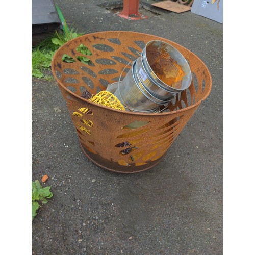 133 - Fire basket with 6 x galvanised pots and wire snail planter