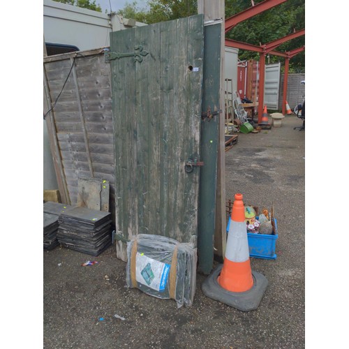 136 - 2 x green painted garden gates with handles and hinges H92cm