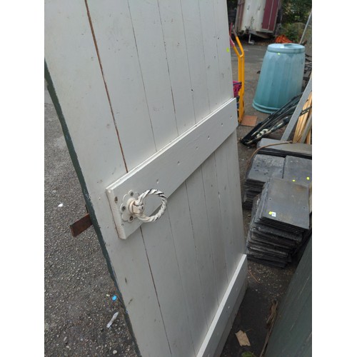 136 - 2 x green painted garden gates with handles and hinges H92cm