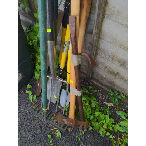 39 - Selection of long handle tools Inc Rake, spade, fork etc