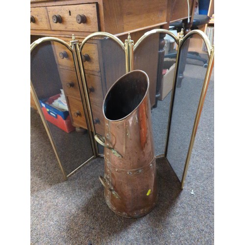 478 - Copper coal scuttle (H55cm), together with brass-edged fire screen