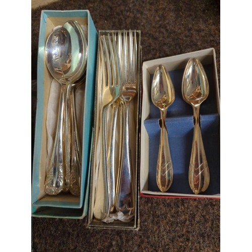 501 - Various boxed cutlery