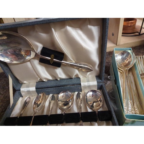 501 - Various boxed cutlery