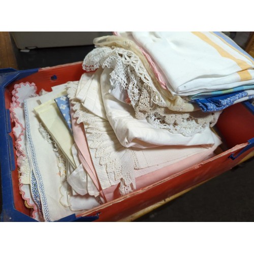 514 - Box of various linens, table cloths & some lace