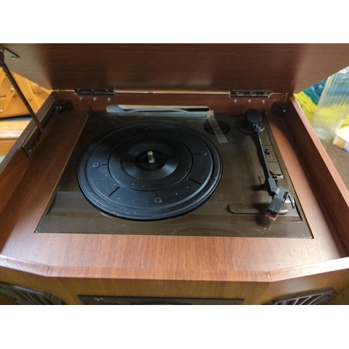 516 - Vintage style record/CD/radio. Sold in full working order.