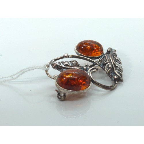 589 - Silver and amber brooch, length 4.5cm, gross weight 7.79 grams