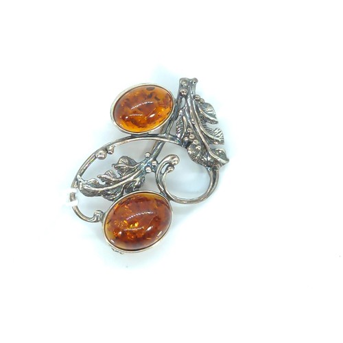 589 - Silver and amber brooch, length 4.5cm, gross weight 7.79 grams