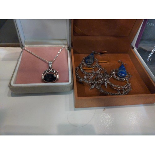 594 - Assorted silver jewellery, including two pairs of earrings, swivel pendant with chain and a brooch, ... 