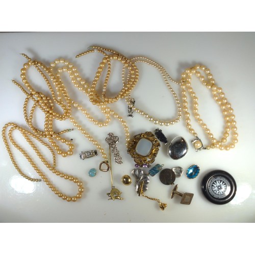 607A - Bag of jewellery, including brooches, simulated pearl necklaces etc.