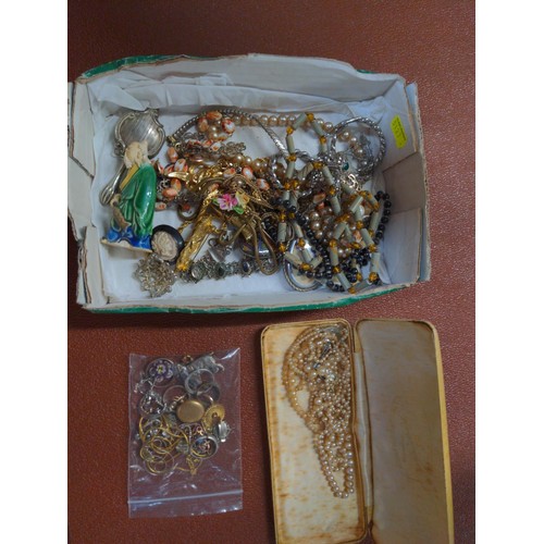 612 - Tray of costume jewellery and collectables