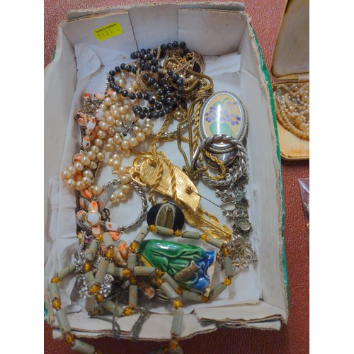 612 - Tray of costume jewellery and collectables