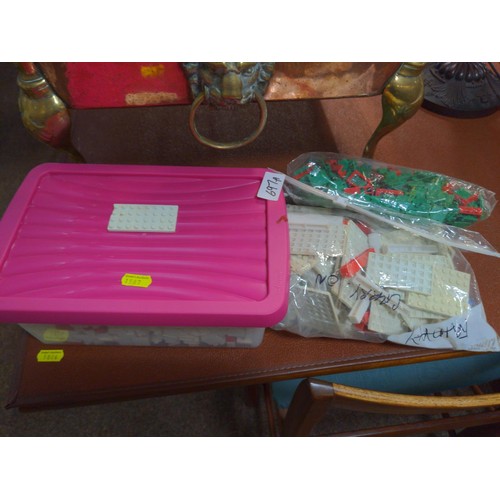 697A - 2 small bags & a small tub of plastic building pieces, inc windows & roofs