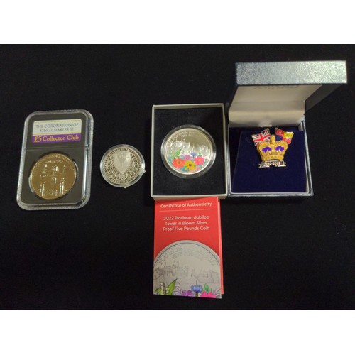 521 - 2022 Elizabeth II Platinum Jubilee colourised silver proof £5 coin with certificate and box, t... 