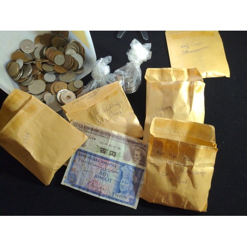 530 - Tub of British and world coins, together with two banknotes, gross weight including tub 1.89kg