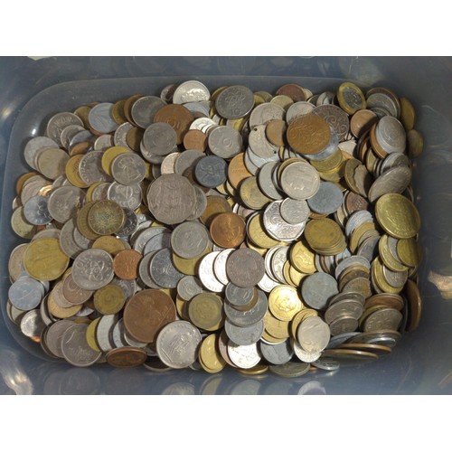 533 - Plastic tub of world coins, gross weight including tub 4.29kg