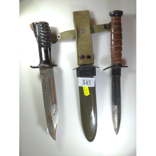 543 - US M3 fighting knife with a M8A1 scabbard, together with a bayonet with blade numbered 86 0840