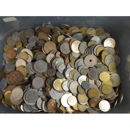 533 - Plastic tub of world coins, gross weight including tub 4.29kg