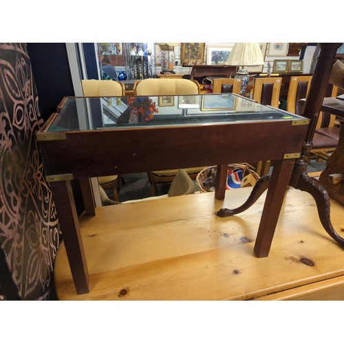 900 - Oak glass topped display table with brass corners W60.5 D40 H46 cm