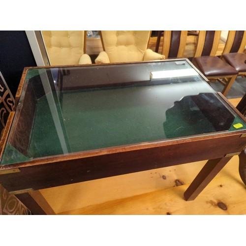 900 - Oak glass topped display table with brass corners W60.5 D40 H46 cm