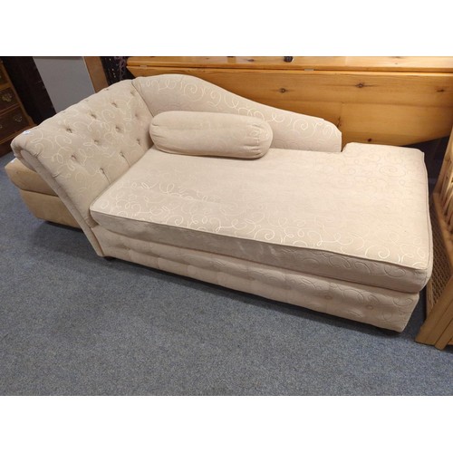 907 - Modern chaise lounge in modern cream upholstery. L160 D76 H65cm