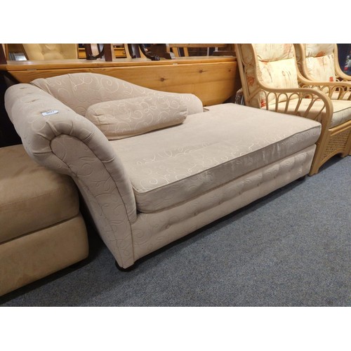 907 - Modern chaise lounge in modern cream upholstery. L160 D76 H65cm