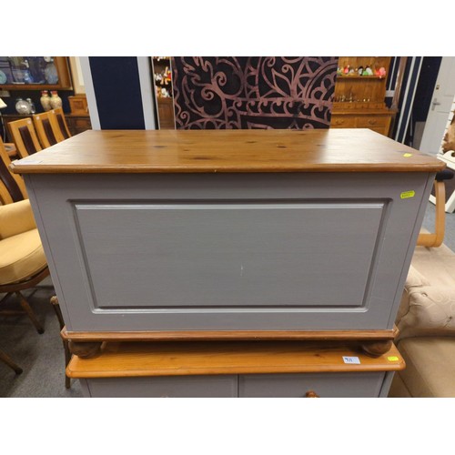 910 - Modern painted pine blanket box . W81.5 D39.5 H49.5 cm