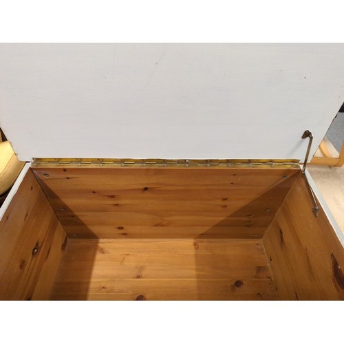 910 - Modern painted pine blanket box . W81.5 D39.5 H49.5 cm