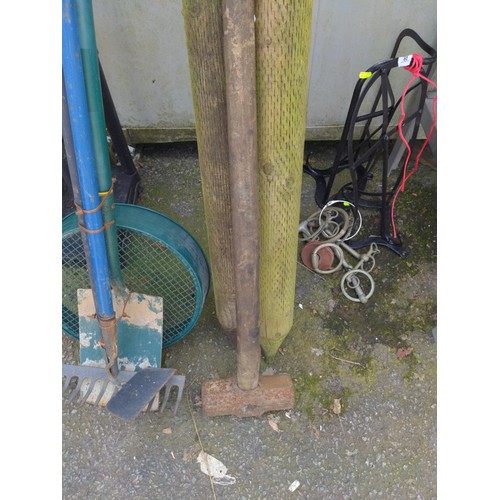 62 - 2 x 165cm fence posts + sledge hammer 