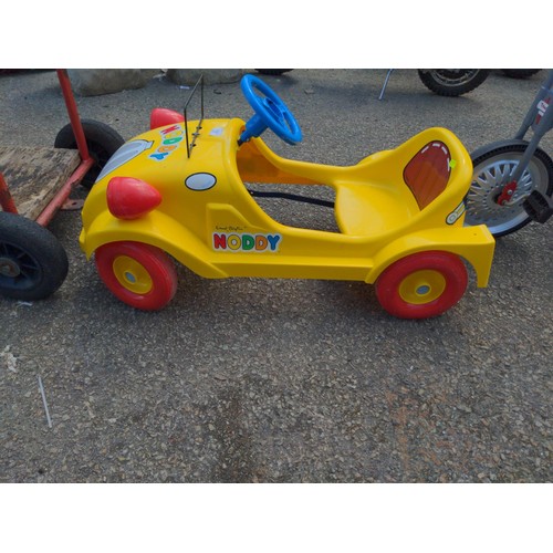 73 - Plastic Noddy pedal car 