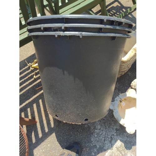 90 - 3 x black plastic planter