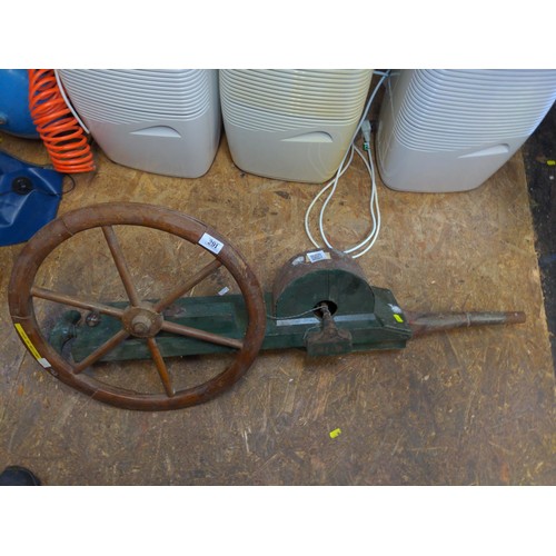 291 - Vintage bellows with wheel movement. L105cm