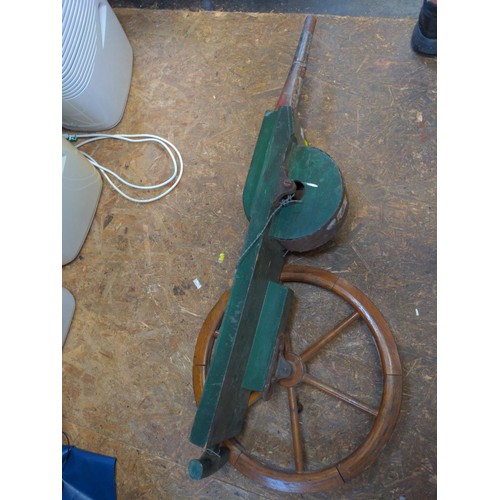 291 - Vintage bellows with wheel movement. L105cm