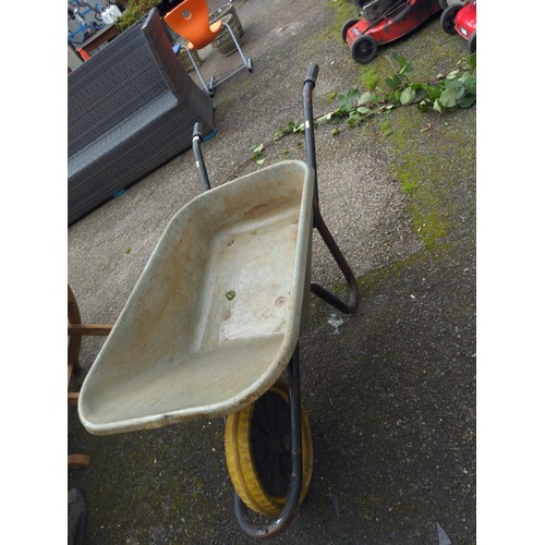 100 - Metal wheelbarrow with yellow puncture proof tyre