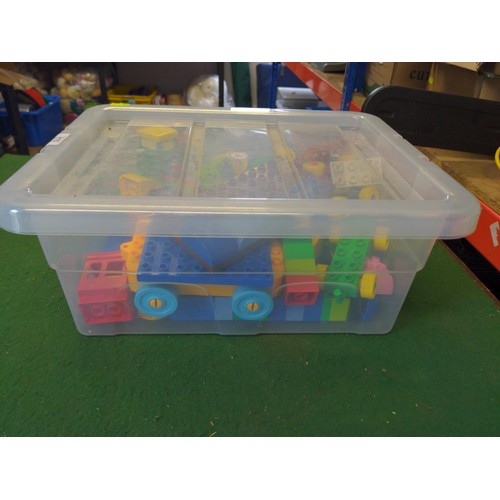 172 - Box of Duplo/Lego