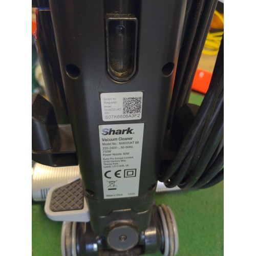 185 - Shark NV602UKT 66 Lift-away pet vacuum cleaner