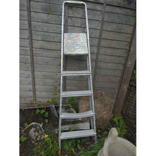 29 - Aluminium step ladder with 4 steps