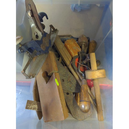 255 - Box of mixed hand tools, inc. Record Plough Plane 044, Record 0113, Paramo Plane Master etc.