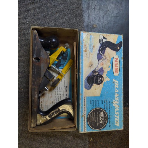 255 - Box of mixed hand tools, inc. Record Plough Plane 044, Record 0113, Paramo Plane Master etc.