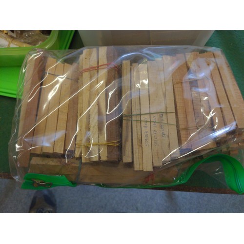 267 - Large quantity of bobbin blanks, for wood turning (small models etc.) in various types of wood inc. ... 