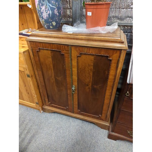 990 - 2 door hardwood cupboard with walnut veneer, 1 internal shelf, key in place & lockable. w 82 x d... 