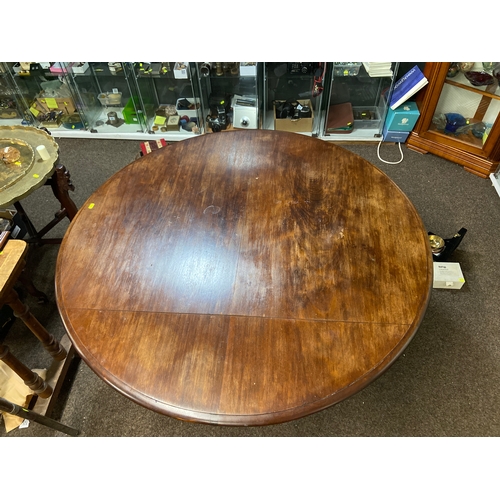 285 - Central pedestal round dining table with heavy central support. Dia 119 H 72cm