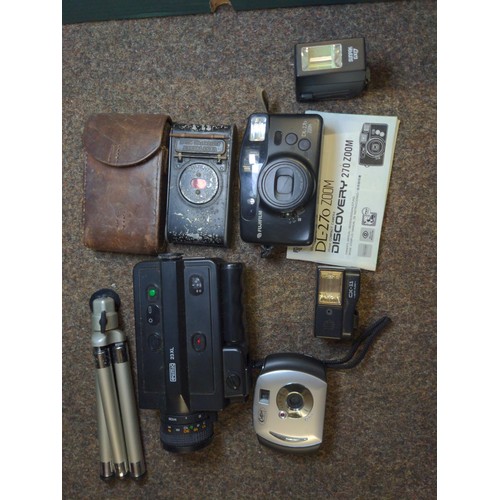 101 - Assorted photographic items inc Umig recorder 23XL, Kodak concertina camera and others plus photo al... 