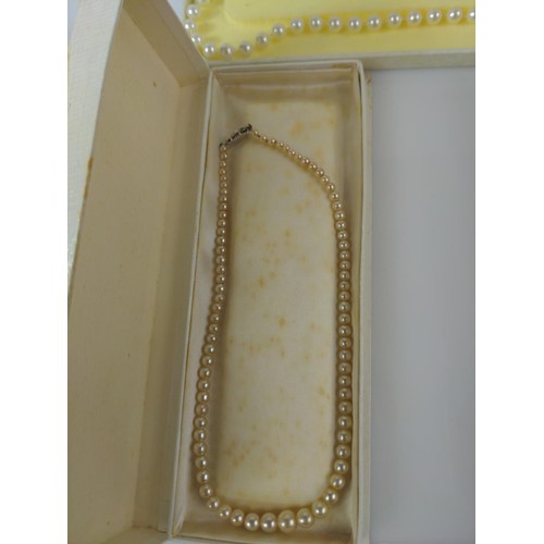 213 - Small collection of costume jewellery, including some simulated pearl necklaces