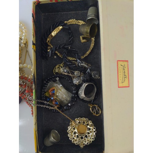 213 - Small collection of costume jewellery, including some simulated pearl necklaces