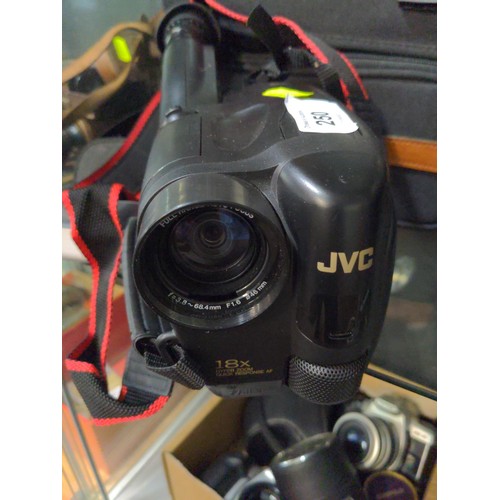 250 - JVC Compact VHS video camera GR-AX270, with some accessories and bag