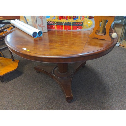 285 - Central pedestal round dining table with heavy central support. Dia 119 H 72cm