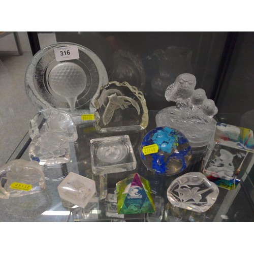 316 - Large selection (over two shelves) of etched glass paperweights/desk furniture. Including depiction ... 